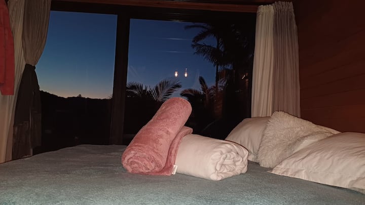Quarto no mezanino da cabana em madeira